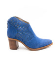 Summer boots in blue.