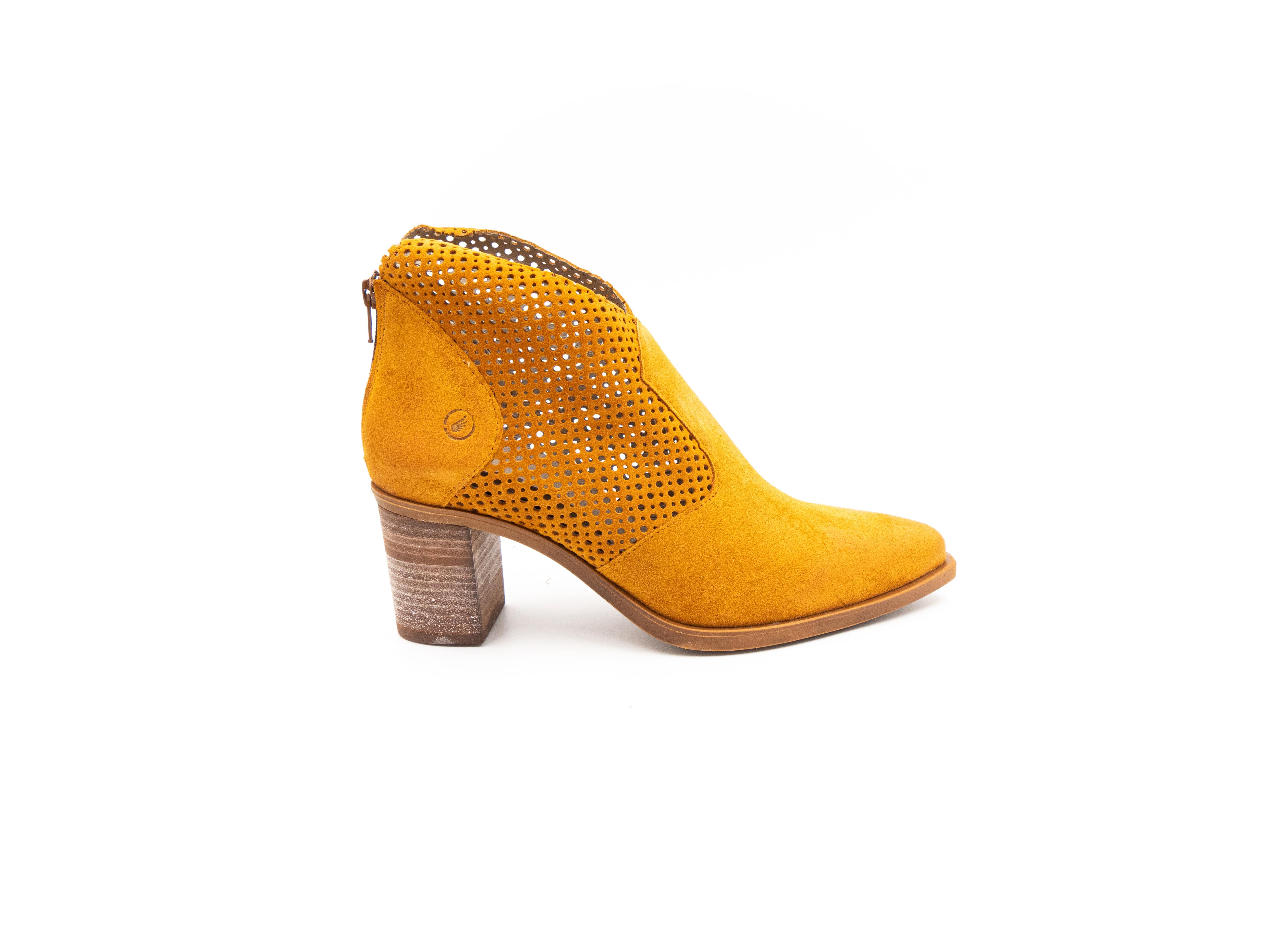 Summer boots in yellow.