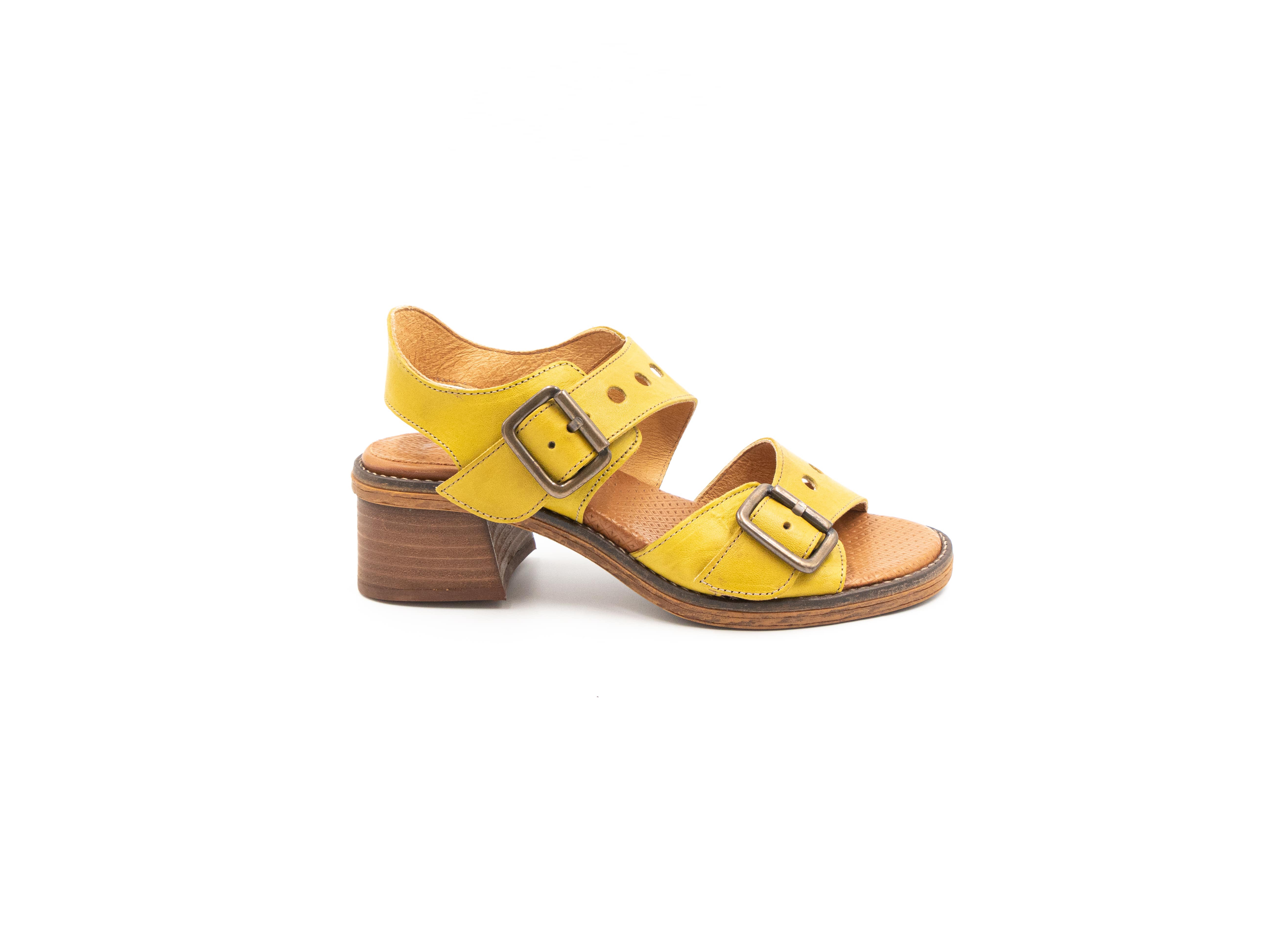 Sandals with small heels in lemon colour.
