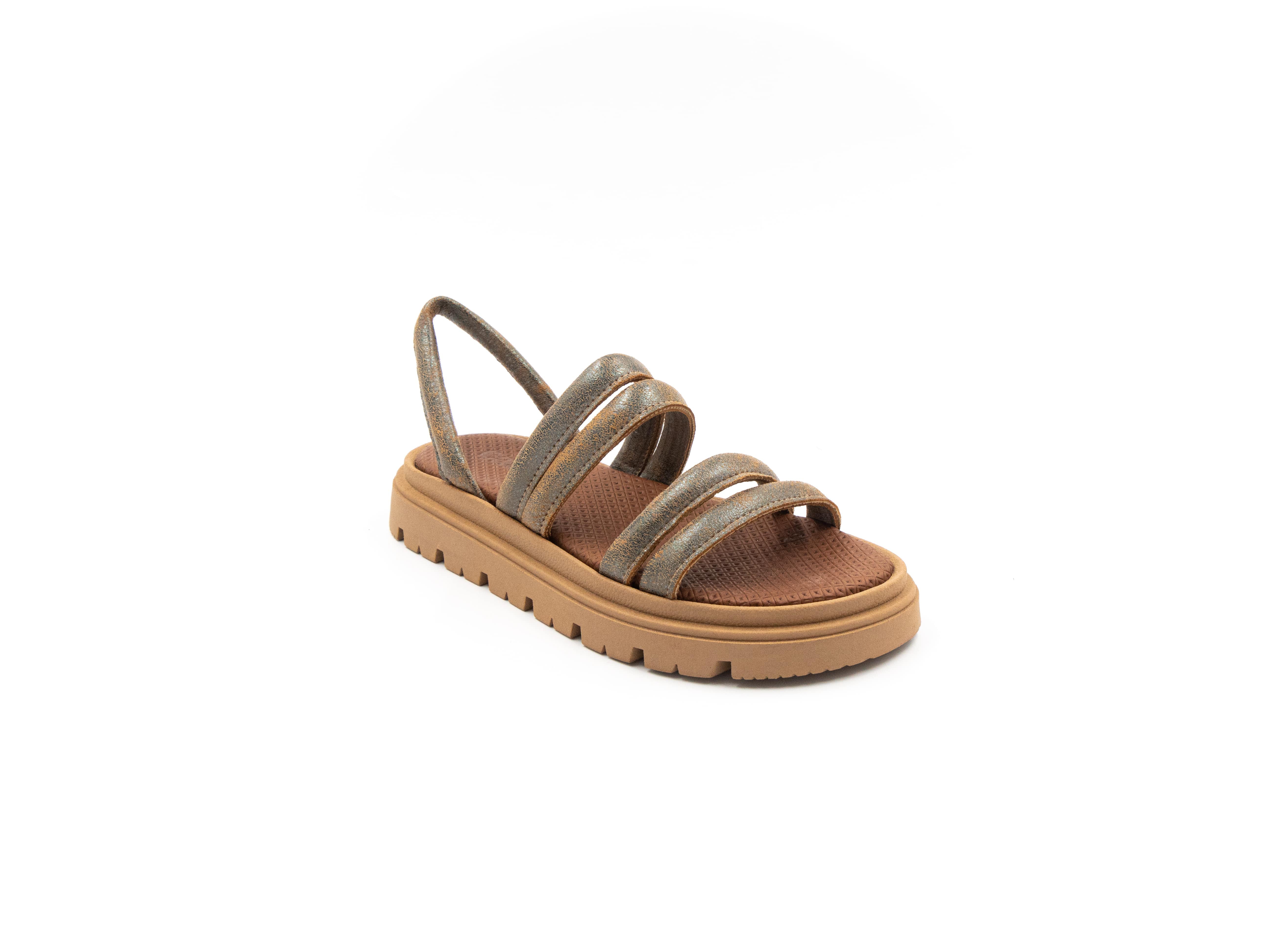 Flat sandal in brown tones.