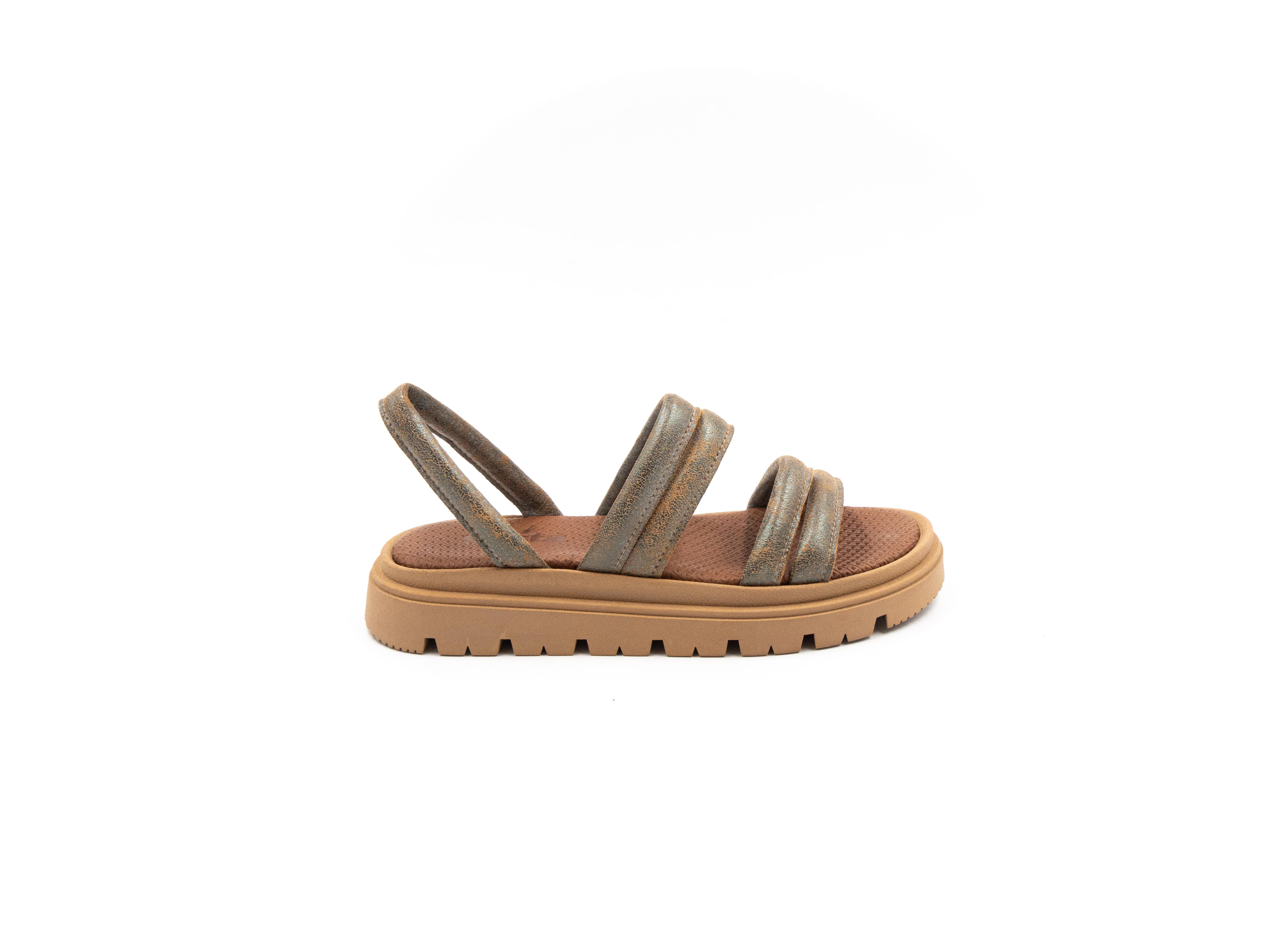 Flat sandal in brown tones.