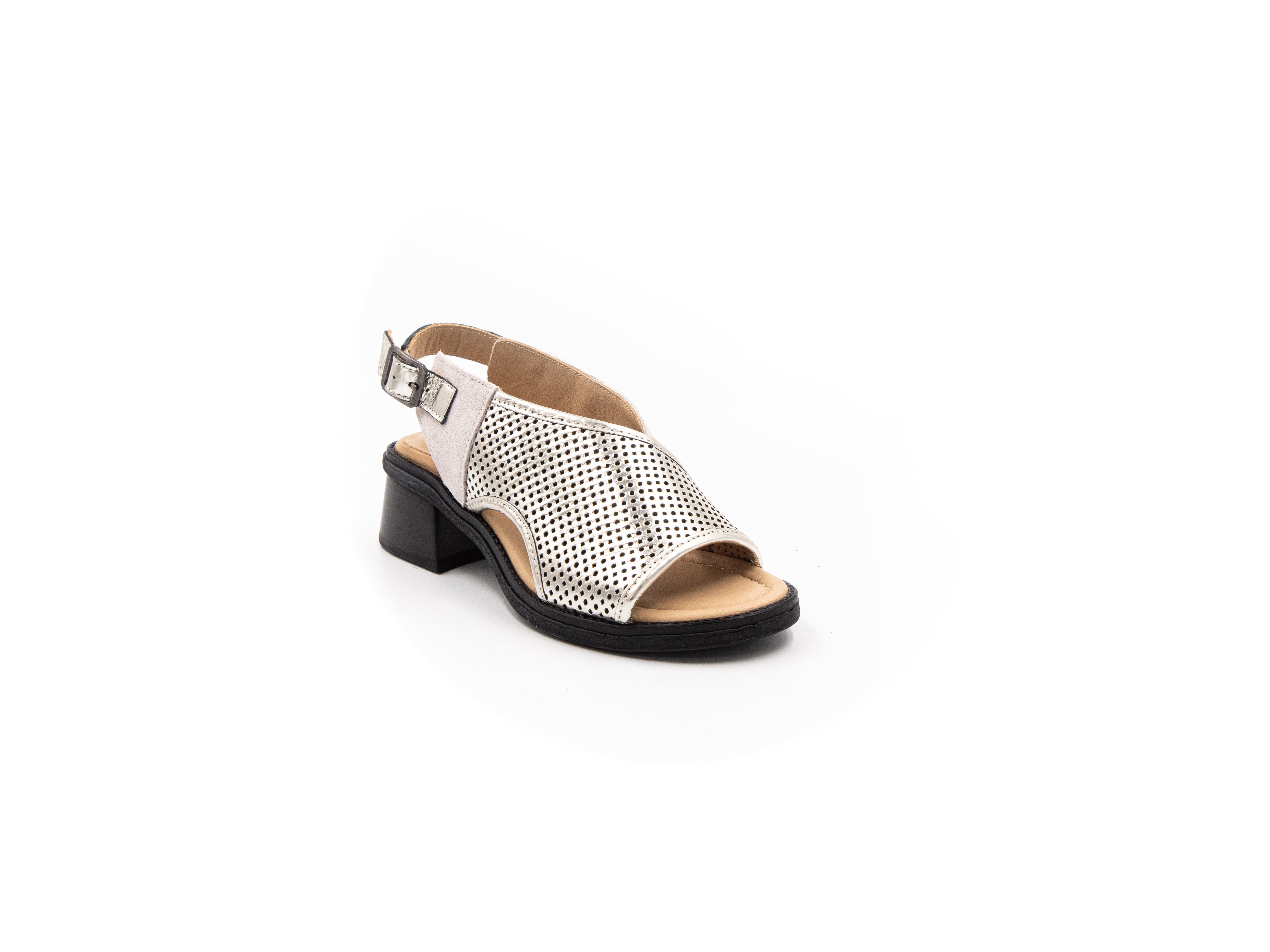 Sandals with small heels in beige tones.