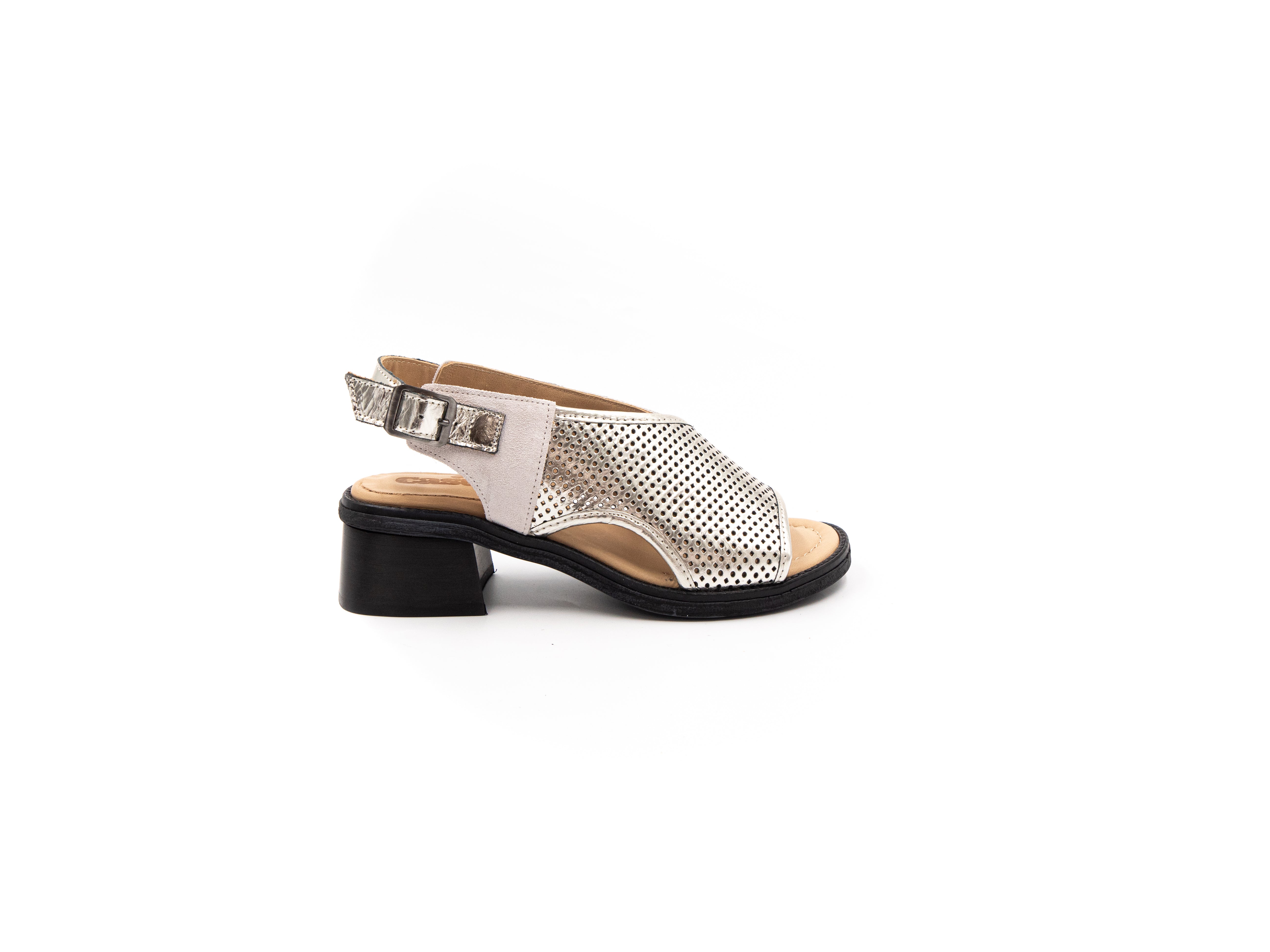Sandals with small heels in beige tones.